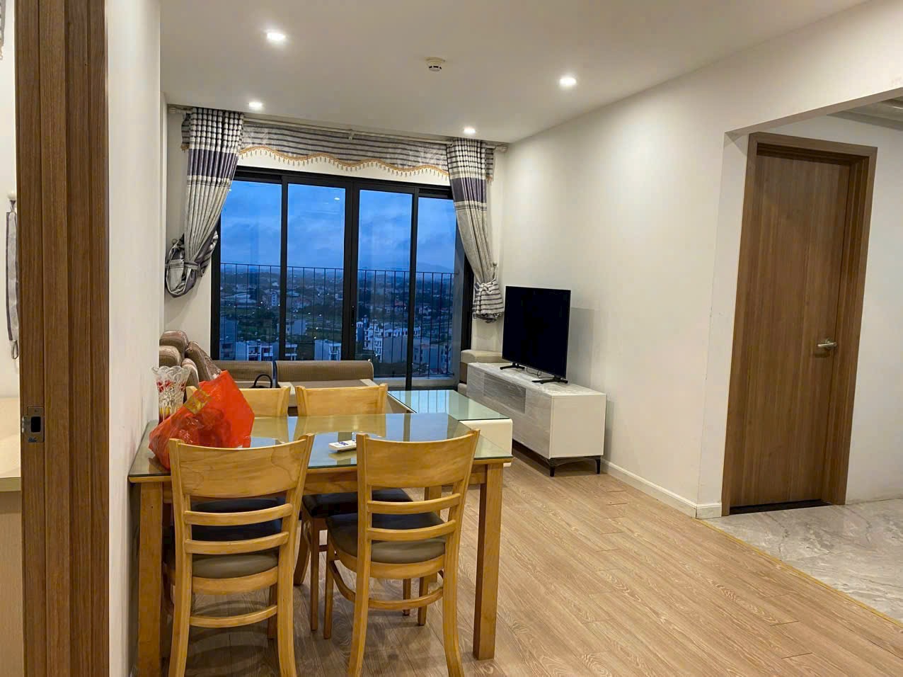 Cho thuê căn hộ 3PN Bách Việt