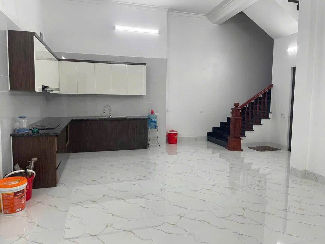 Bán nhà 2 tầng ngõ Nguyễn Văn Cừ